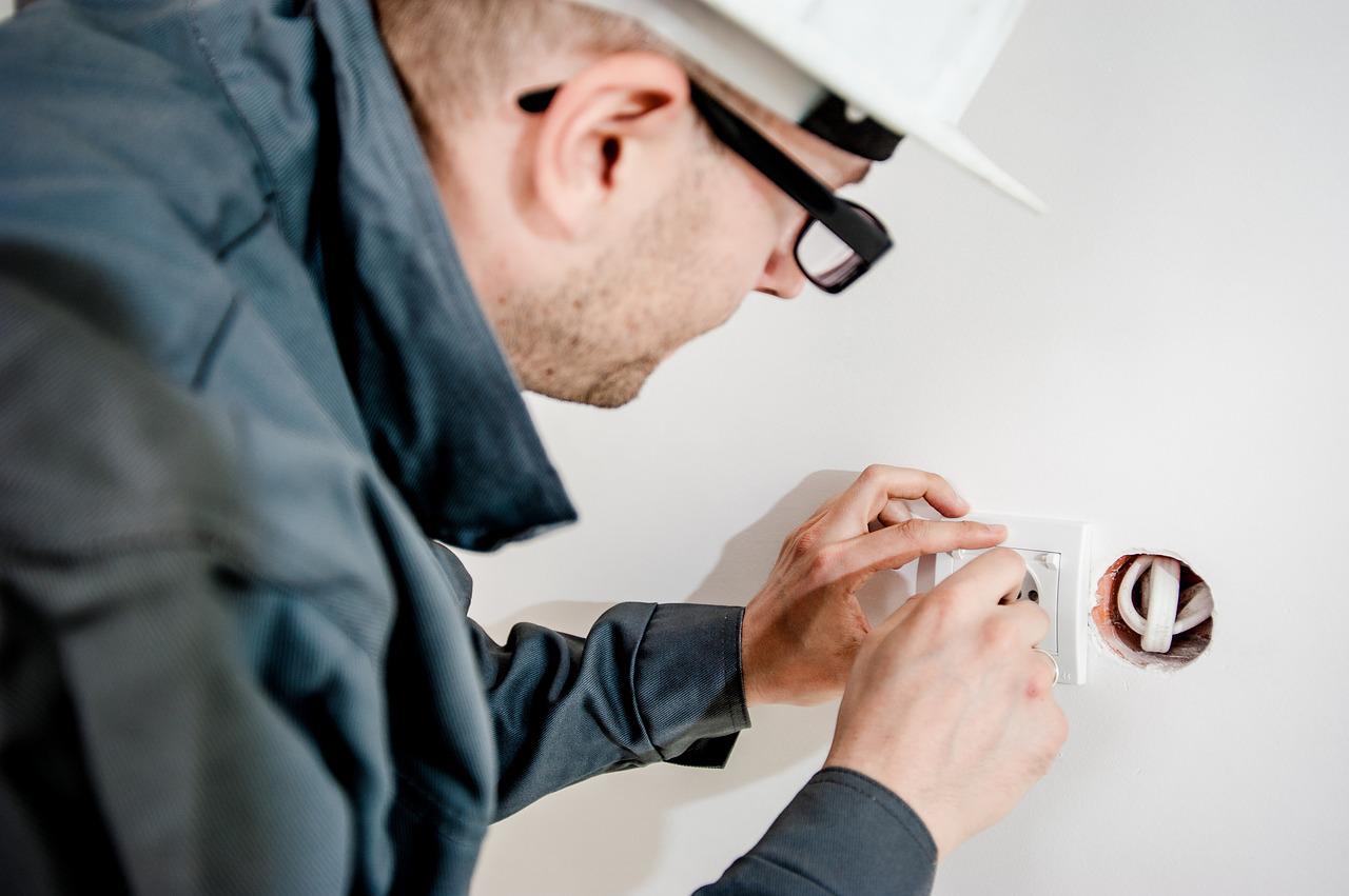 Jaki jest najlepszy sposób na znalezienie elektryka do remontu domu?