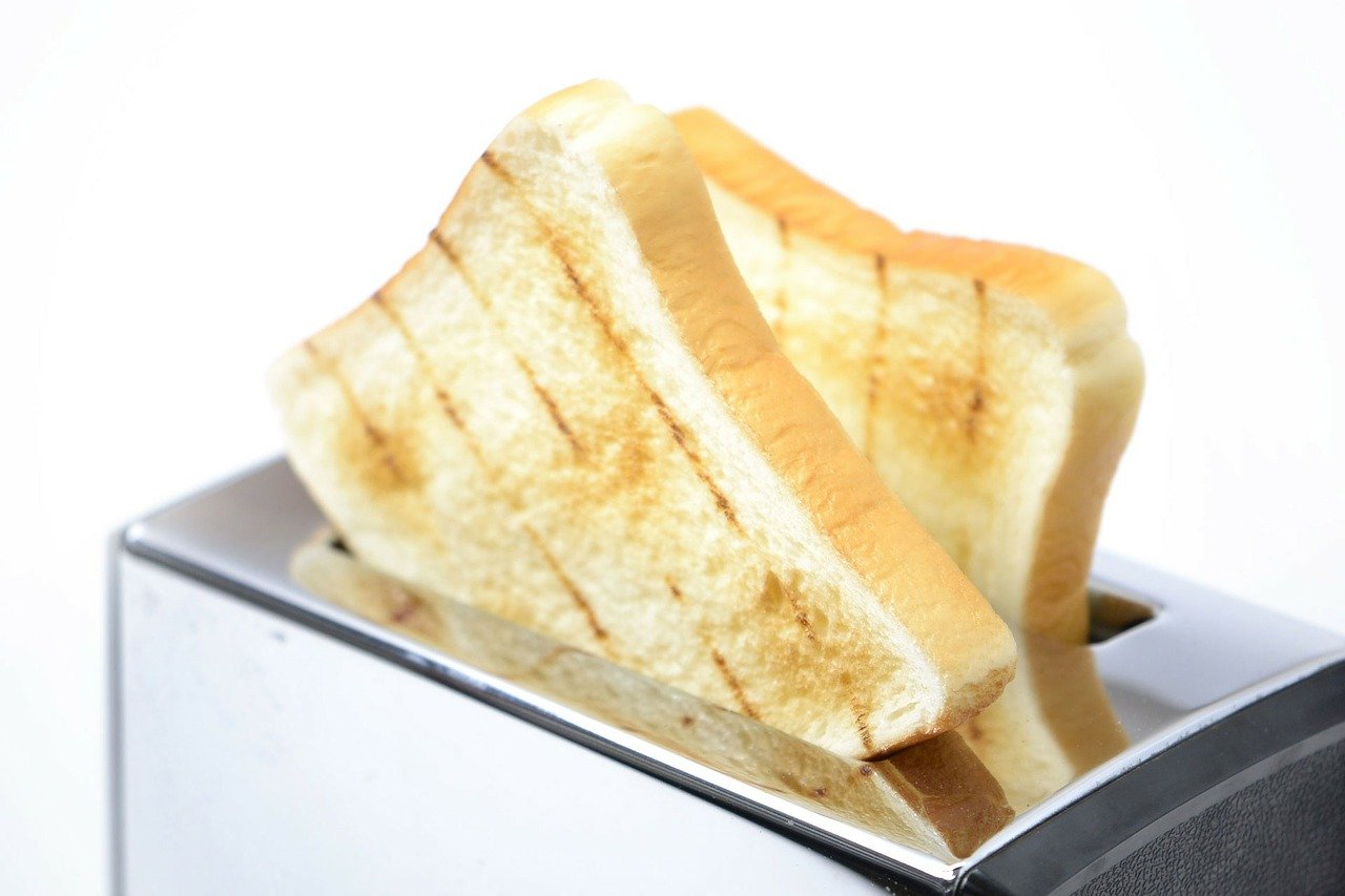 12 rzeczy, których nigdy nie powinieneś robić z tosterem